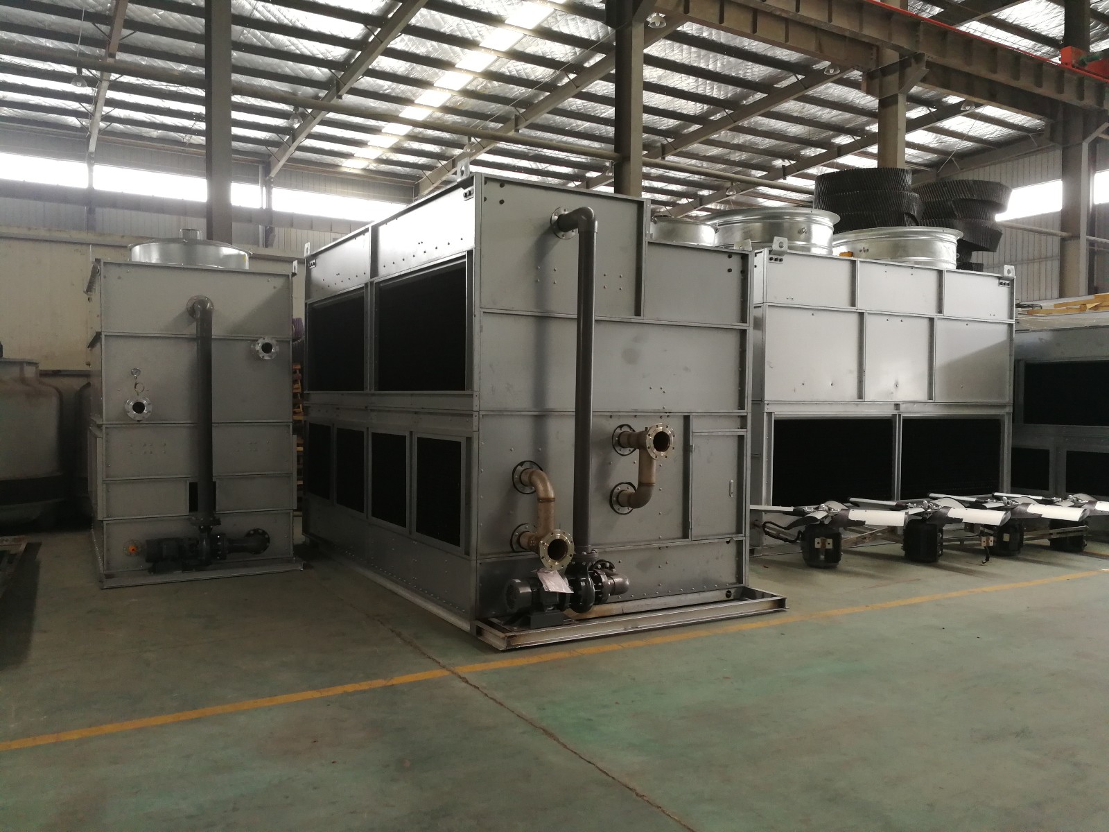 閉式冷卻塔的淋水裝置由哪些部件構成？